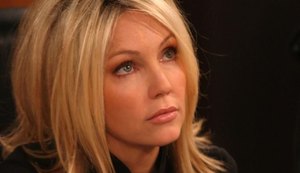 Ex-estrela de 'Melrose' é acusada de três crimes após prisão em junho