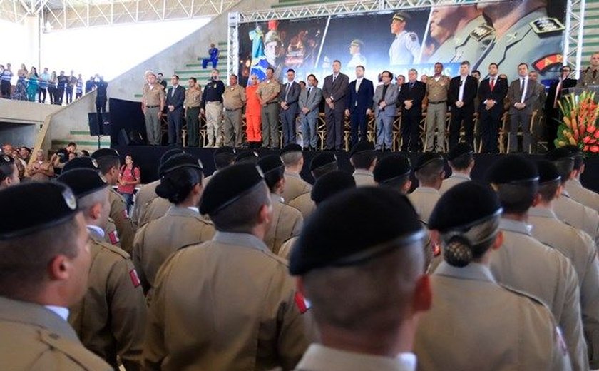 Emocionados, novos policiais militares têm cerimônia de formatura