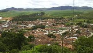 Idoso é flagrado supostamente tendo relações sexuais com adolescente em canavial