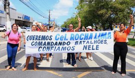 Amedrontados, pais de alunos pedem segurança em frente à escola em Maceió