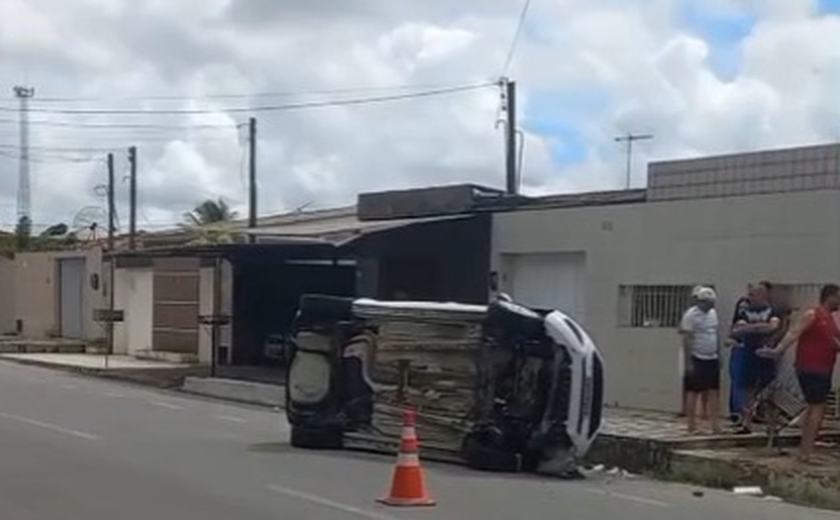 Carro capota após colisão em cruzamento no Tabuleiro do Martins, em Maceió