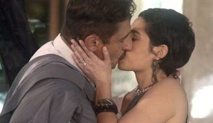 Novela 'A Lei do Amor': Yara chora ao ver beijo do marido, Misael, em Flávia