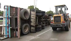 Motorista morre em tombamento de carreta na avenida Brasil (RJ)