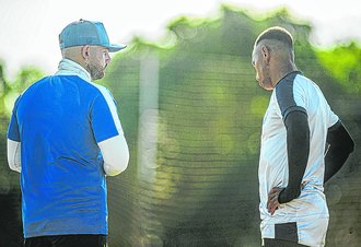 Rodas promete pagar salários atrasados