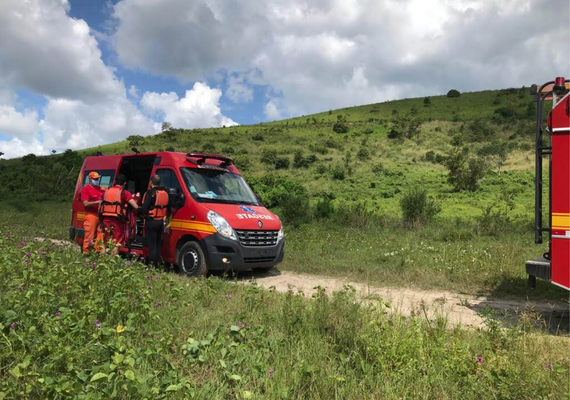 Bombeiros socorrem vítima de colisão entre carro e motocicleta