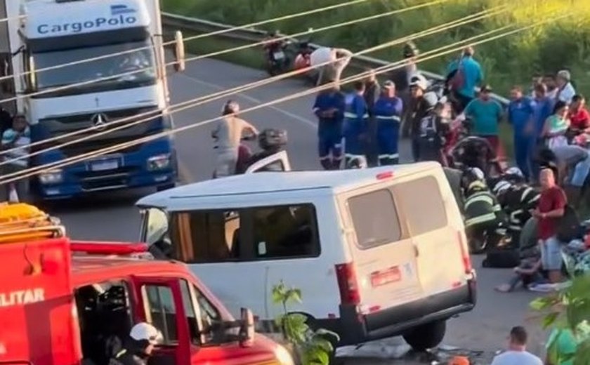 Colisão entre carro e van deixa 11 pessoas feridas em trecho da BR-316 em Satuba