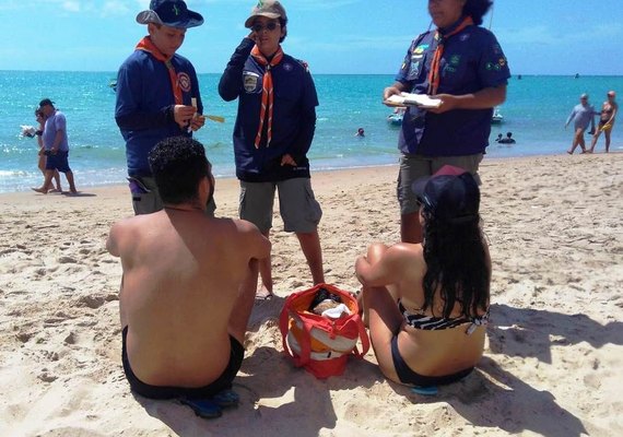 Escoteiros distribuem pulseiras de identificação e orientam casos de crianças perdidas