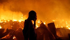 Incêndio em favela da capital do Quênia deixa mortos e 4 mil casas destruídas