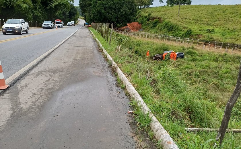 Homem morre após carro sair da pista na BR-104 em Murici