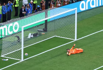 Muslera falha feio, Espanha garante primeiro lugar e elimina o Uruguai