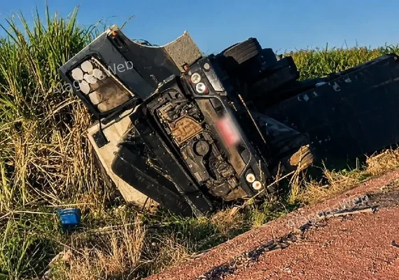 Motorista fica ferido após carreta tombar na BR-101, em São Miguel dos Campos