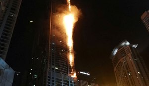 Incêndio atinge prédio com mais de 80 andares em Dubai