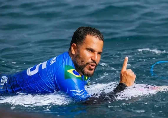 Ítalo Ferreira domina tubos em Teahupo’o e avança às semifinais
