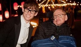 Eddie Redmayne presta homenagem a Stephen Hawking no funeral do astrofísico
