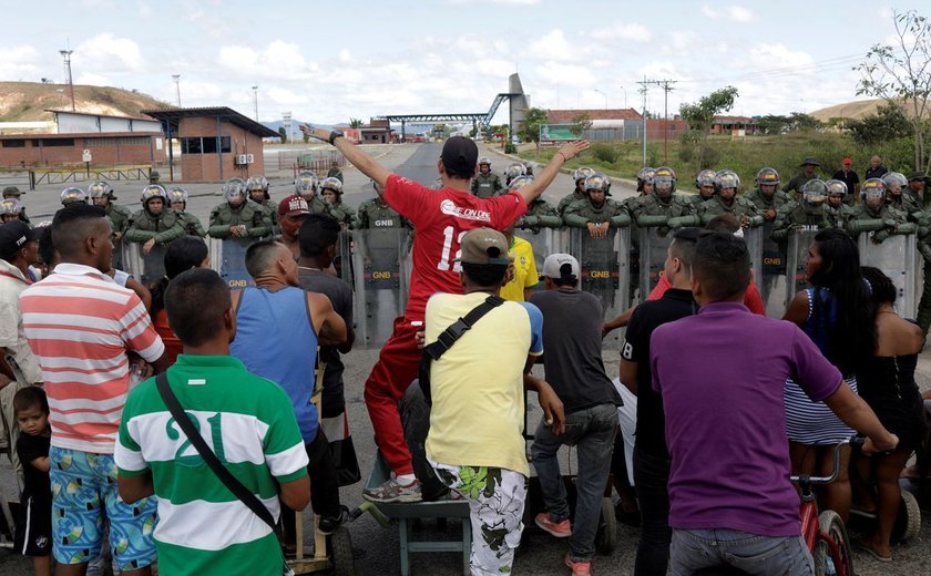 Ajuda humanitária cruza fronteira de Brasil com Venezuela, diz Araújo