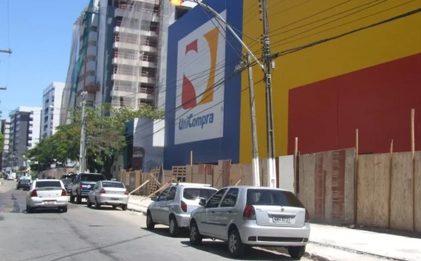 Supermercado é interditado na Ponta Verde  por falta de Alvará de funcionamento