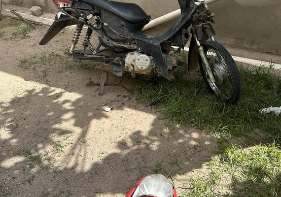 Homem é preso com moto sem placa e queixa de roubo