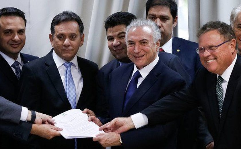 Com PSDB enfraquecido, Temer fica refém do centrão