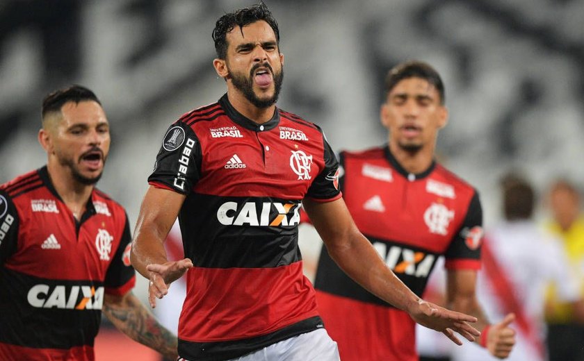Flamengo cede empate ao River Plate em estádio vazio