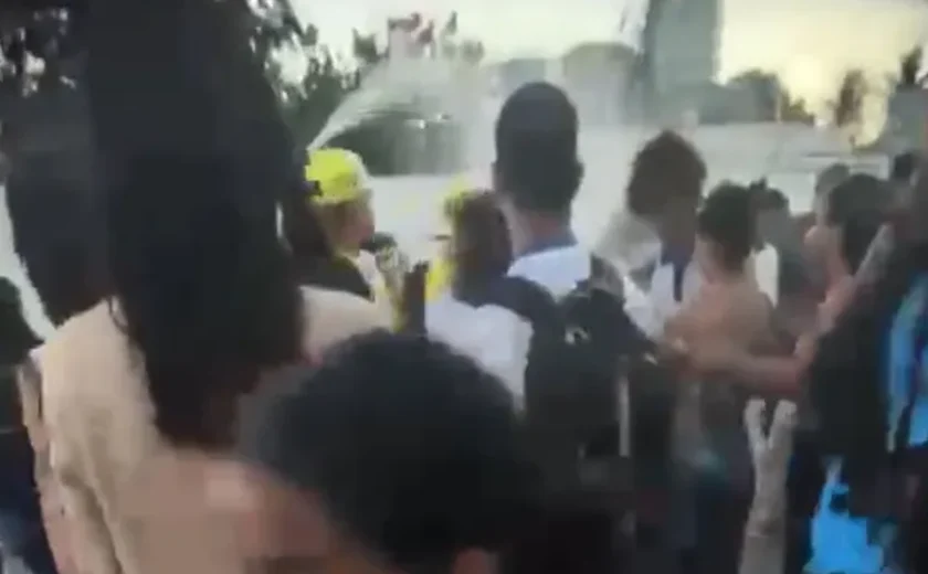 Agentes usam spray de pimenta para dispersar confusão de alunas; pais foram convocados