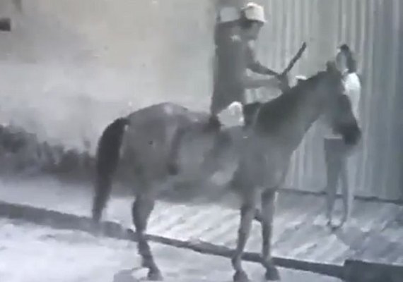 Homem a cavalo e segurando falcão assalta mulher na parte alta de Maceió