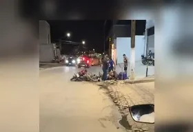 Imagens de câmera de segurança registra colisão frontal entre motocicletas e deixa dois feridos