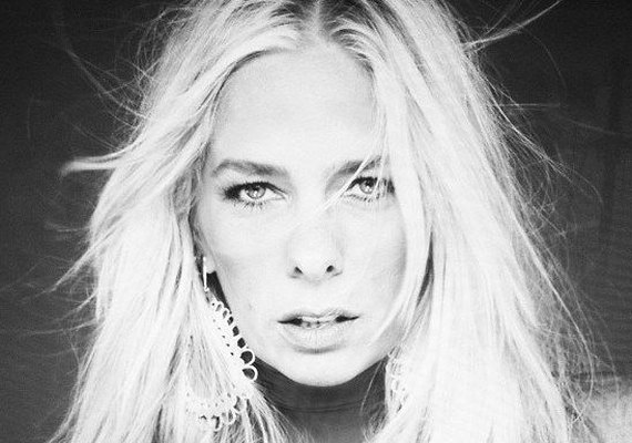Adriane Galisteu mostra seu bumbum com celulite e dispara: 'Qual o problema?'