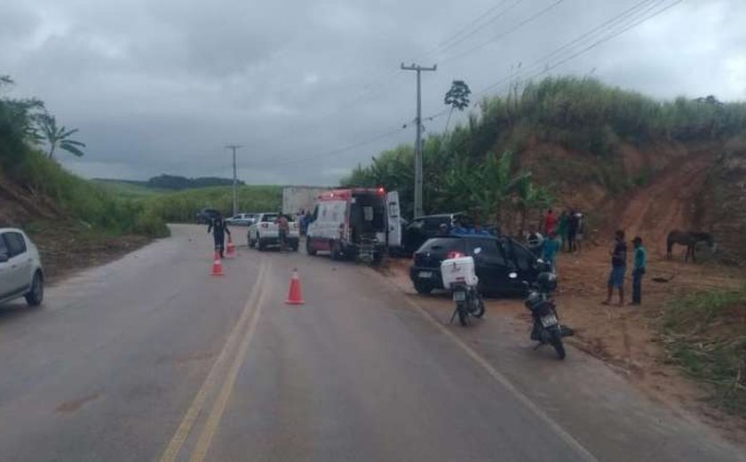 Colisão envolvendo três veículos deixa um morto na rodovia AL-105