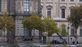 Coroa da imperatriz Eugênia é encontrada danificada após assalto histórico ao Louvre