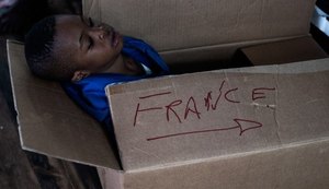 Criança é vista em caixa com a palavra 'França' em navio de migrantes recusado pela Itália
