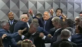 Confusão paralisa sessão da CPMI que investiga fraudes no INSS