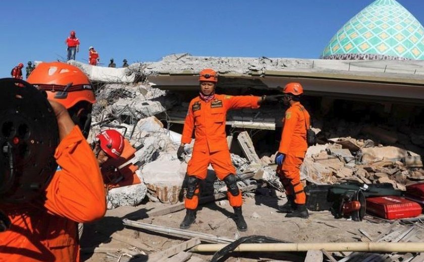 Número de mortes por terremoto na Indonésia supera 320