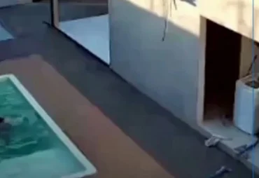 Pai salva filhos de afogamento após flagrá-los em piscina por câmera de segurança