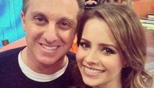 Luciano Huck flagra 'parada' de Sandy em banheiro de posto