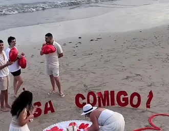 Pedido de casamento na Praia de Pajuçara emociona convidados e viraliza nas redes sociais