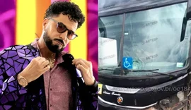 Cantor Latino sofre acidente de ônibus em rodovia de São Paulo e revela estado de saúde