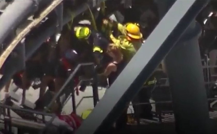 Avaria em montanha-russa deixa 20 pessoas suspensas no ar