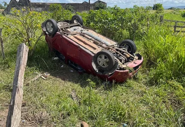 Capotamento na AL-220 assusta casal próximo ao Hospital Metropolitano de Arapiraca