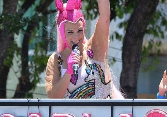 Carla Perez, vestida de unicórnio, puxa bloco infantil em Salvador