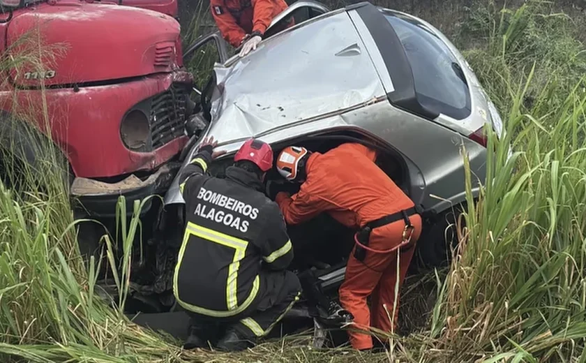Colisão entre carro e caminhão deixa um morto na BR-101 em Alagoas