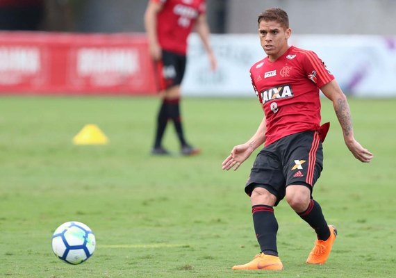 Volante Cuéllar assina renovação com o Flamengo até 2022
