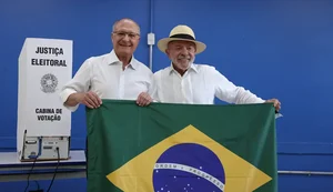 Mendonça dá 24h para remoção de posts sobre Lula e bandeira do Brasil