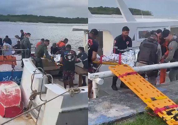 Dez pessoas são resgatadas de jangada virada no mar da Barra de Santo Antônio