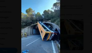 Ônibus fica parado na vertical após acidente em entrada de túnel na Espanha; dezenas feridos