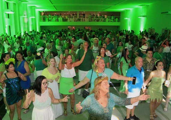 Baile verde branco do Iate Clube Pajussara é um sucesso atraindo mais de 800 pessoas no último sábado
