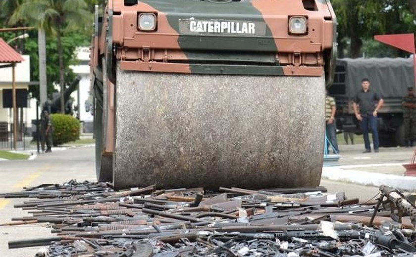 Polícia Federal e Exército destroem quatro mil armas no Rio de Janeiro