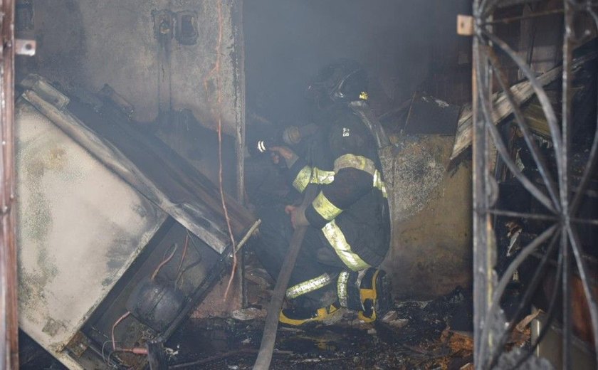 Incêndio atinge imóvel de dois andares, no bairro do Pinheiro, em Maceió