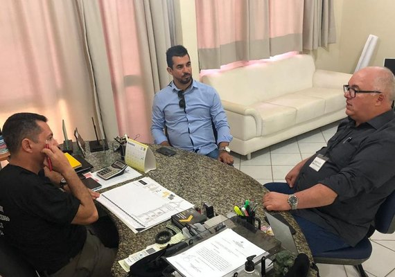 A pedido de Barbosa, comandantes da PM e bombeiros dão apoio a lojistas em Arapiraca