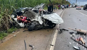 Colisão entre carro de passeio e micro-ônibus deixa uma pessoa morta e outra gravemente ferida