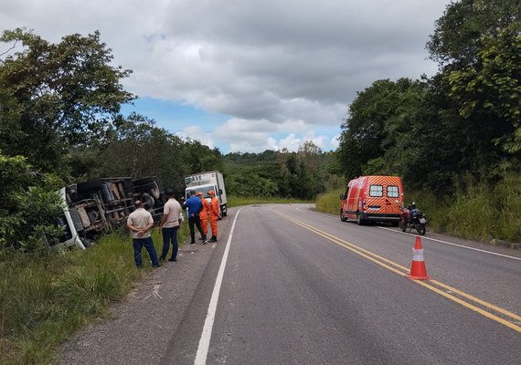 Carreta tomba em Penedo e deixa três homens feridos
